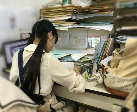 真漂亮 《线上老婆》美女作画导演再曝新图๓